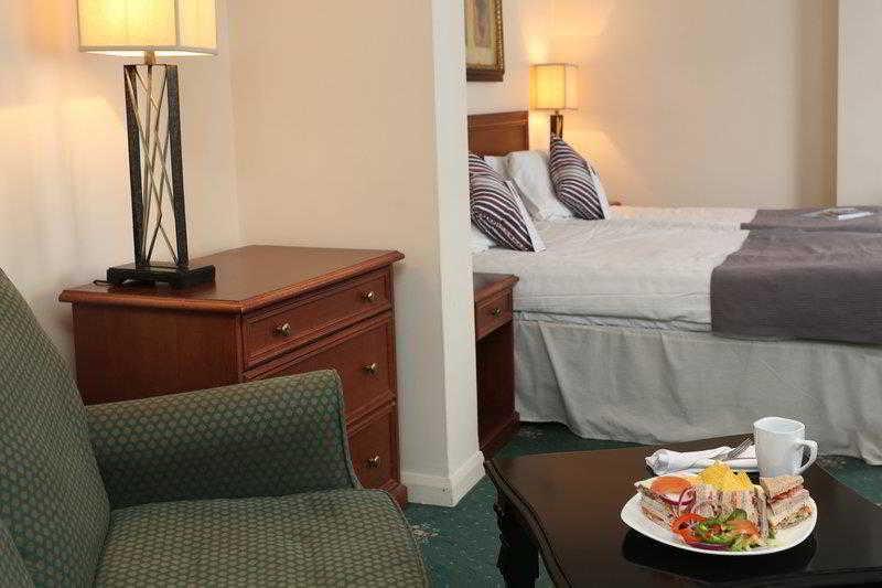 Barons Court 3* Walsall
